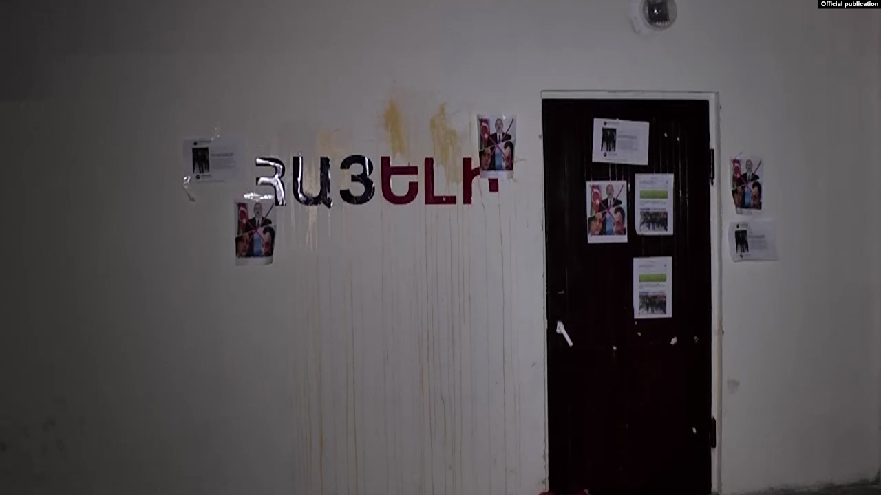 "Hayeli" Press Club door after the attack | hayeli.am