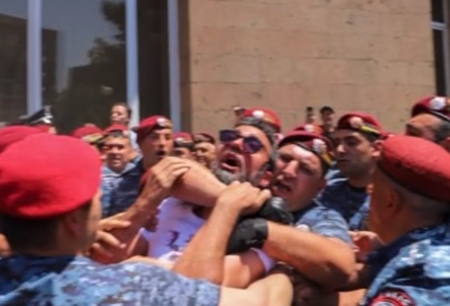 Armenia -- Police using force against "Iravunk Daily" journalist Hrant Safaryan, Yerevan, 01Jun2022